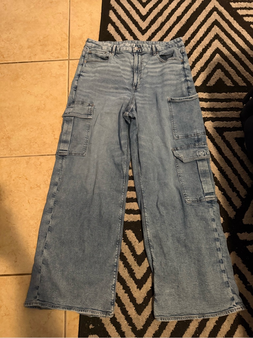 American Eagle Super High-Waisted Baggy Wide-Leg Cargo Jeans Light Wash Denim